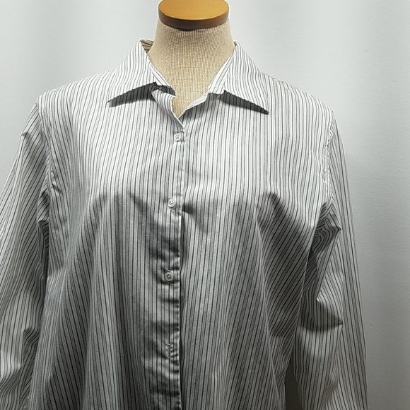 Woman's Worthington white stripe layering button